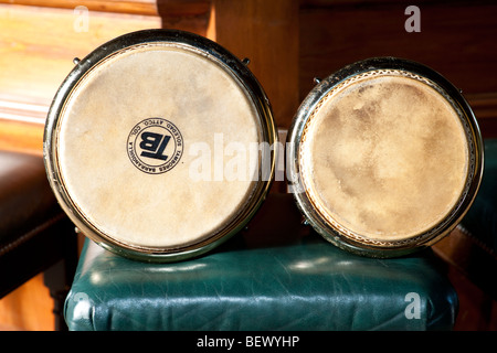 Bongo drums assis sur un tabouret de piano Banque D'Images