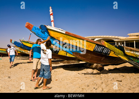 La Mauritanie, Nouakchott, bateaux de pêche, les surfers. Banque D'Images