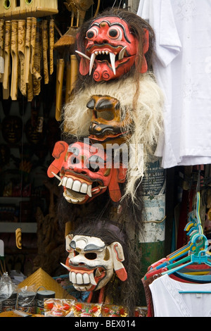 Masques balinais sur une échoppe de marché. Banque D'Images