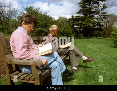 Royaume-uni, Angleterre, Londres, les jardins de Kew Don Chatham et Roger Wenham lecture dans les jardins Banque D'Images