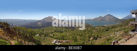 Mont Batur (Gunung Batur) et le lac Danau Batur, Kintamani, Bali, Indonésie. Voir à la Nord. Banque D'Images