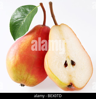 Les poires sur un fond blanc Banque D'Images