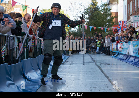 Ski Surbiton Dimanche 18 octobre 2009. Ce candidat frappe son block off ! Banque D'Images