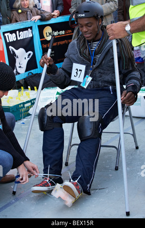 Dimanche 18 octobre Ski Surbiton 2009. Présentateur CBBs Sydney attend tandis que ses blocs de glace sont supprimés. Banque D'Images