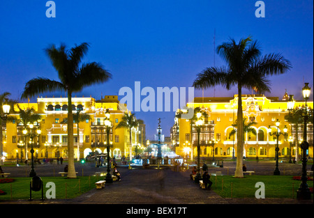 Club de l'Union et l'Hôtel de Ville sur la Plaza Mayor, anciennement Plaza de Armas, dans le centre-ville de Lima, capitale du Pérou Banque D'Images