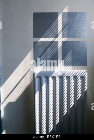 En dessous du radiateur blanc peint faux fenêtre dans la petite salle Banque D'Images