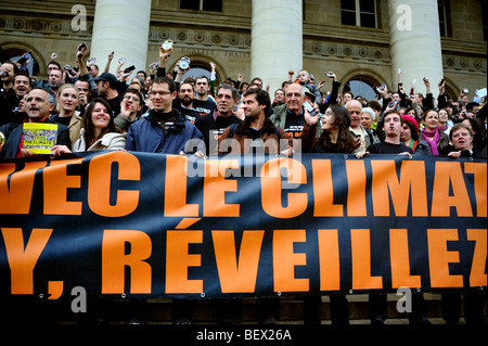 Paris, France, grande foule démonstration 'Flash mob' des environnementalistes français pour 'réveiller' le président français écologiste tenant des horloges, écologiste, Banque D'Images