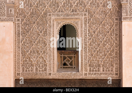 Façade sculptée ornée du Collège islamique Medersa Ben Youssef le nom d'amoravid Sultan Ali Ibn Yusuf. Marrakech, Maroc Banque D'Images