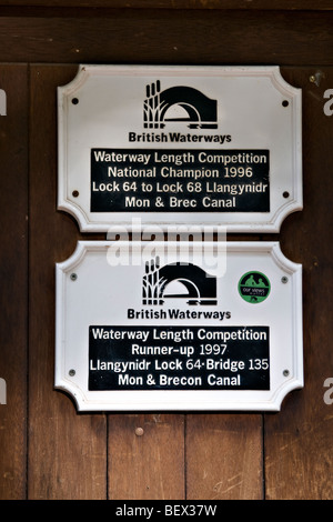 British Waterways poteau de signalisation le long du canal de Brecon et Monmouth prises à llangynidr Mid Wales Banque D'Images