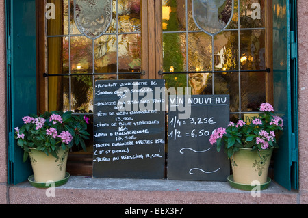 Tableau affichage menus ALSACE spécialités locales et vin nouveau à l'extérieur bon marché restaurant typique français Alsace Kaysersberg Alsace France Banque D'Images