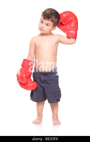 Kid avec des gants de boxe rouge isolé sur fond blanc Banque D'Images