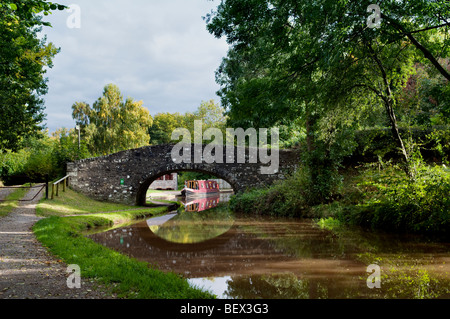 Vieux pont de pierre 134 sur le canal de Brecon et Monmouth prises à Llangynidr Mid Wales au début de l'automne avec une parfaite réflexion encore Banque D'Images