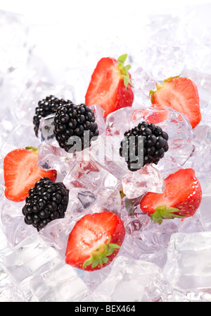 Les Fraises et les mûres de glace. Fraises fraîches et mûres avec des cubes de glace Banque D'Images