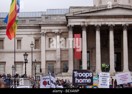 Superviser la police guerre anti manifestation à Trafalgar Square, Londres Banque D'Images