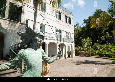 La Statue d'une jeune fille à sauter par James Butler, dans les jardins du palais de Monte, Monte, Funchal, Madère Banque D'Images