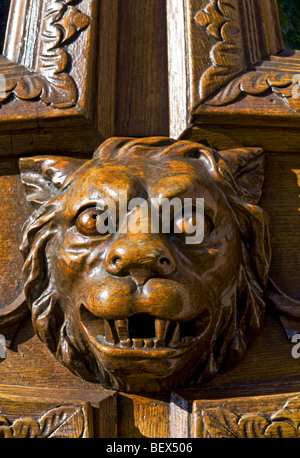 La sculpture ornée d'un lion féroce mythique en tant que gardien de la grande porte d'entrée des bois Banque D'Images