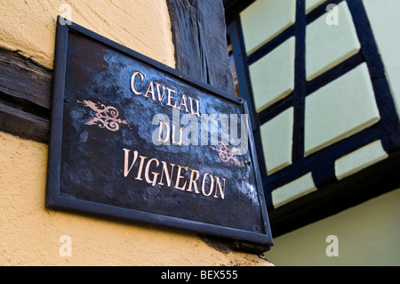 VIGNERON CAVEAU affiche à l'extérieur rustique Cave des vignerons d'Eguisheim en Alsace France Banque D'Images