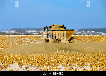 Un TerraGator à l'application de chaux sur un couvert de neige en hiver ; un champ de maïs est en train d'éthanol en passant par en arrière-plan / Illinois, États-Unis Banque D'Images