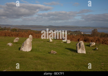 Le cercle de pierre Birkrigg près de Ulverston dans Cumbria avec Bardsea et Cartmel Village Sables derrière et Flookburgh dans la distance Banque D'Images