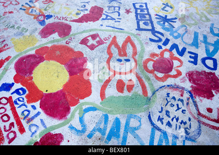 Des dessins d'enfants sur l'aire de marbre à Lappeenranta, Finlande Banque D'Images