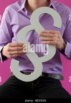 Jeune homme tenant un paragraphe . Banque D'Images