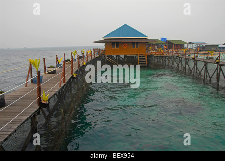 Singamata Adventures, un complexe de chalets bois sur pilotis à environ 5 km du continent Semporna dans Sabah, Bornéo, Malaisie Banque D'Images