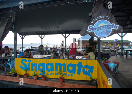 Singamata Adventures, un complexe de chalets bois sur pilotis à environ 5 km du continent Semporna dans Sabah, Bornéo, Malaisie Banque D'Images