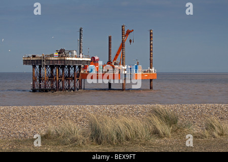 La sortie de l'eau de refroidissement et de la plate-forme de forage mobile Sizewell, Power Station, Suffolk, Angleterre Banque D'Images