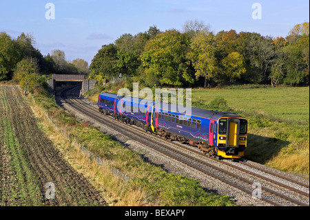 First Great Western 153380 à la tête d'un combo 153/158 par Croome (Worcestershire) à 14:51 Great Malvern - Weymouth sur 16/10/09 Banque D'Images