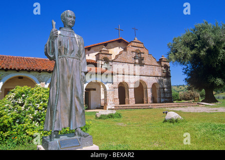 Statue de Fray Junipero Serra, fondateur de la Mission de San Antonio de Padua, au sud de King City en Californie, USA Banque D'Images