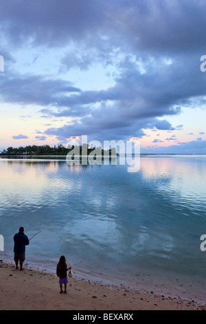 Île tropicale à l'horizon comme vu de Muri Beach de Rarotonga aux îles Cook dans le Pacifique Sud Banque D'Images