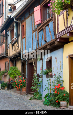 EGUISHEIM rue pavée calme de "rue du Rempart" avec des maisons traditionnelles et les jardinières de fleurs à Eguisheim Alsace France Banque D'Images