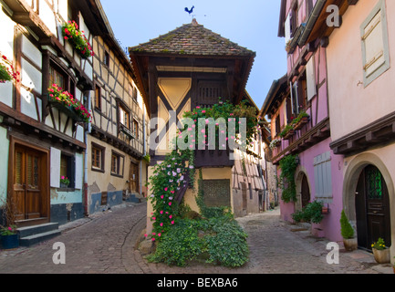 Vue historique célèbre de la "Rue du Rempart ' à l'époque médiévale d'Eguisheim village vin Alsace France Banque D'Images