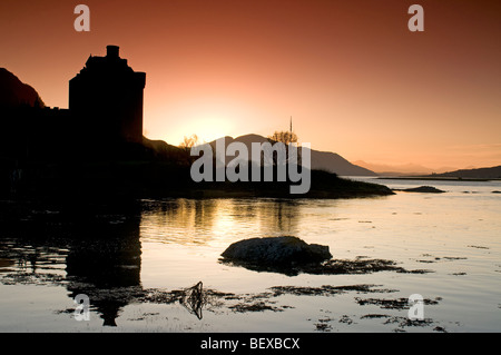 Lumière du soir sur le Loch Duich et Château de l'île écossaise dans la région des Highlands d'Eilean Donan. 5428 SCO Banque D'Images