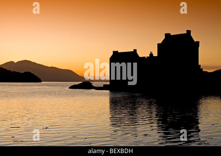 Lumière du soir sur le Loch Duich et Château de l'île écossaise dans la région des Highlands d'Eilean Donan. 5429 SCO Banque D'Images