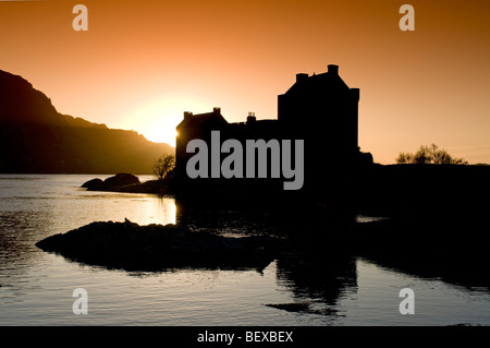 Lumière du soir sur le Loch Duich et Château de l'île écossaise dans la région des Highlands d'Eilean Donan. 5627 SCO Banque D'Images