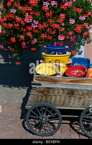 L'osier rustique typique avec remorque poterie locale colorés sur l'écran à vendre à Eguisheim Alsace France Banque D'Images