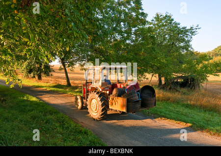 Paysan français ancien conduite tracteur le long de voies étroites - sud-Touraine, France. Banque D'Images