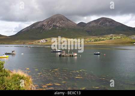 Vue sur le Loch Slapin vers Beinn Dearg Bheag et Beinn Dearg Mhor sur l'île de Skye Banque D'Images