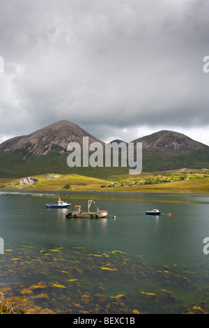 Vue sur le Loch Slapin vers Beinn Dearg Bheag et Beinn Dearg Mhor sur l'île de Skye Banque D'Images