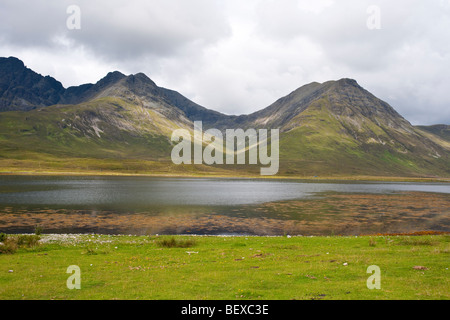 Vue sur le Loch Slapin vers Bla Bheinn et Garbh-bheinn sur l'île de Skye Banque D'Images