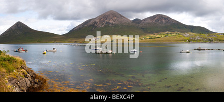 Vue sur le Loch Slapin vers Beinn Dearg Bheag et Beinn Dearg Mhor sur l'île de Skye Banque D'Images