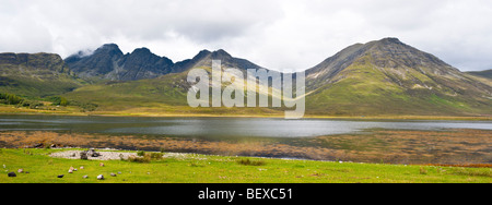 Vue sur le Loch Slapin vers Bla Bheinn et Garbh-bheinn sur l'île de Skye Banque D'Images