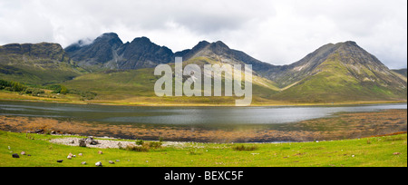 Vue sur le Loch Slapin vers Bla Bheinn et Garbh-bheinn sur l'île de Skye Banque D'Images