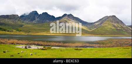 Vue sur le Loch Slapin vers Bla Bheinn et Garbh-bheinn sur l'île de Skye Banque D'Images