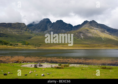 Vue sur le Loch Slapin vers Bla Bheinn et Garbh-bheinn sur l'île de Skye Banque D'Images