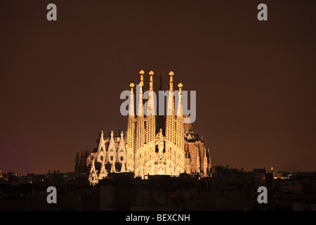 Cathédrale de la Sagrada Familia à Barcelone, Espagne la nuit Banque D'Images