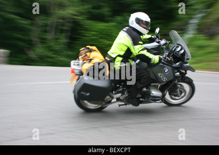 Motocycliste sur une moto BMW 1150GS suivi d'un virage en épingle dans les Pyrénées Banque D'Images