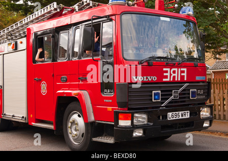 Un feu rouge motorisation circulant en Beccles carnaval dans le Suffolk, Royaume-Uni Banque D'Images