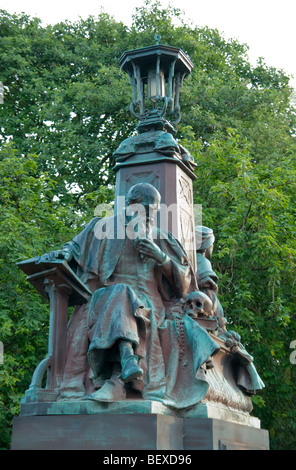 Statue d'un philosophe avec lanterne sur le pont dans le parc de Kelvingrove, Glasgow Banque D'Images